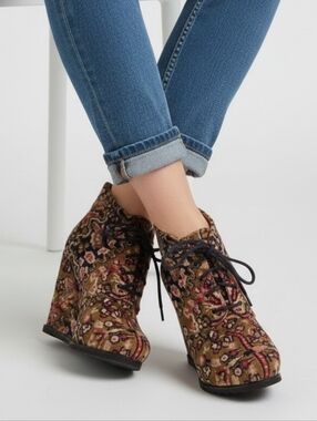 Kimchi Blue Velvet Patterned Wedge Booties